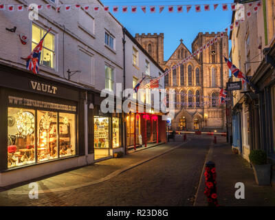 Ripon Cathedral mit Flutlicht in der Dämmerung von kirkgate Ripon North Yorkshire England Stockfoto