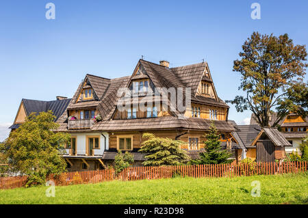 ZAKOPANE, Polen - 16. SEPTEMBER 2018: alpenländischen Stil Holzhaus in der Nähe von Zakopane Stadt, im südlichen Polen Stockfoto