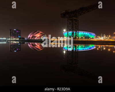 Glasgow, Schottland, Großbritannien - 4. November 2018: Die MODERNISTISCHE SEC Armadillo Auditorium und SSE Hydro Arena in der Nacht beleuchtet sind und sich in den Fluss Clyde Stockfoto