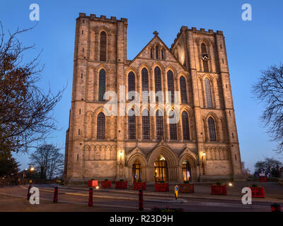 Die Westfassade der Kathedrale mit Flutlicht in der Dämmerung Ripon Ripon North Yorkshire England Stockfoto