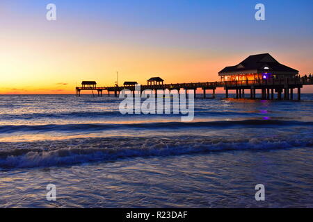Clearwater, Florida. Oktober 21,2018 Panoramablick auf Pier 60 auf bunten Sonnenuntergang Hintergrund in Clearwater Beach. Stockfoto