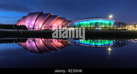 Glasgow, Schottland, Großbritannien - November 4, 2018: Das gürteltier Auditorium und siehe Hydro Arena sind in den Gewässern des Flusses Clyde bei Dämmerung in Glasg wider Stockfoto