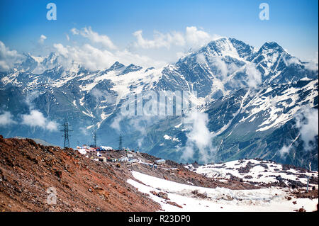 Eine große Basis der Kletterer aus mehreren Gebäuden, die am Hang des Mount Elbrus, nicht weit von der Seilbahn Stockfoto