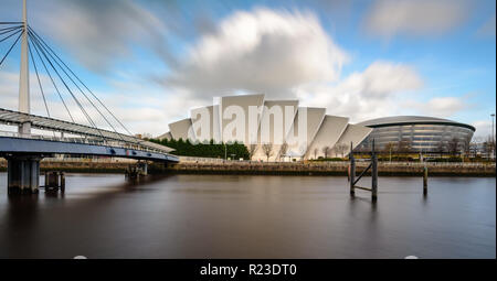 Glasgow, Schottland, Großbritannien - 4. November 2018: Der Fluss Clyde fließt an die SEC Armadillo Auditorium und SSE Hydro Arena in Glasgow's Scottish Event Camp Stockfoto