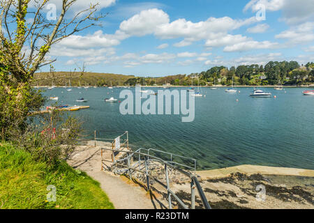 Die Fähre mit Blick auf Helford Passage in der Nähe des Dorfes Helford, Cornwall, England Stockfoto