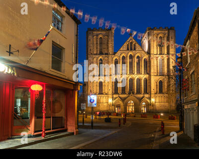 Ripon Cathedral mit Flutlicht in der Dämmerung von kirkgate Ripon North Yorkshire England Stockfoto