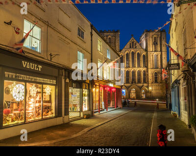 Ripon Cathedral mit Flutlicht in der Dämmerung von kirkgate Ripon North Yorkshire England Stockfoto