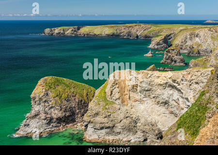 Ein sonniger Frühlingstag am Bedruthan in Cornwall, England Stockfoto