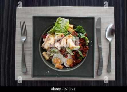 Caesar Salat mit Ei, Avocado, Croutons, Speck und Käse Stockfoto