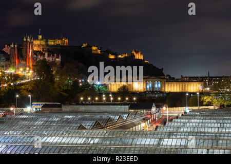 Edinburgh, Schottland, Großbritannien - 2 November, 2018: Edinburgh Castle, die Aula der Kirche von Schottland, und die National Gallery of Scotland sind li Stockfoto