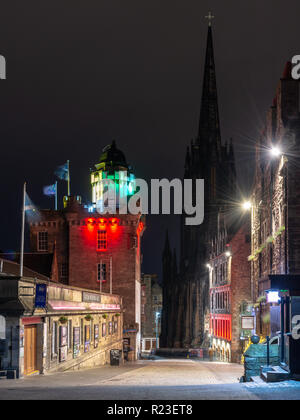 Edinburgh, Schottland, Großbritannien - 2 November, 2018: Die Camera Obscura Gebäude ist in der Nacht beleuchtet gegenüber Mautstelle Kirk auf Castle Hill an der Spitze der Royal Stockfoto