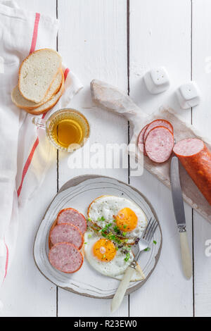 Spiegeleier mit Würstchen und Toast. Stockfoto