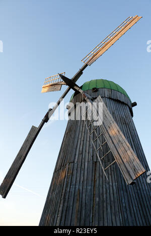 Alte hölzerne Windmühle gegen den blauen Himmel Stockfoto