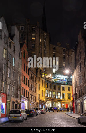 Edinburgh, Schottland, Großbritannien - 2 November, 2018: Tennement Gehäuse Gebäude steigen auf Schloss Berg über kleine Geschäfte auf West Bow Street in Edinburgh's Grassm Stockfoto