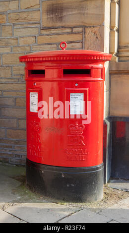 Royal Mail roter Doppelpostkasten in Brighouse, West Yorkshire Stockfoto