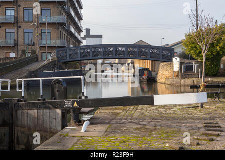 Die Calder- und die Hebelnavigation in Brighouse mit Schleusentoren und Brücken über den Kanal Stockfoto