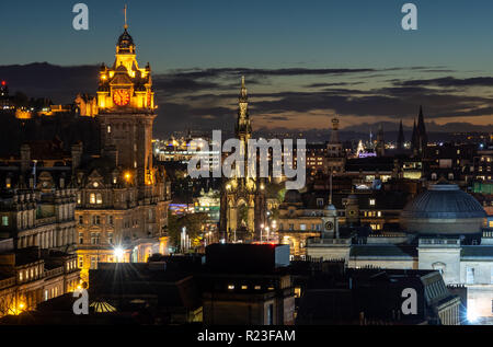 Edinburgh, Schottland, Großbritannien - 1. November 2018: Wahrzeichen von der New Town von Edinburgh, einschließlich dem Scott Monument und der Balmoral Hotel Clock Tower, leuchten auf Stockfoto
