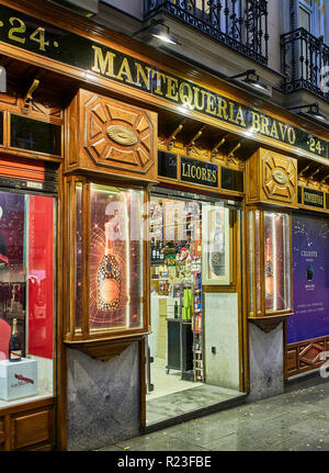 Storefront von Mantequeria Bravo, einem beliebten Delikatessenladen Lebensmittelgeschäft im Ayala Straße von Madrid. Stockfoto