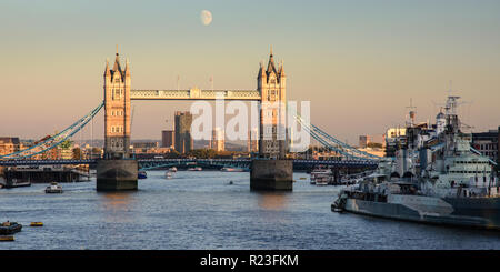 London, England, UK - Oktober 20, 2018: Der Mond erhebt sich über Londons ikonischen Tower Bridge vor dem Hintergrund der Luftverschmutzung. Stockfoto