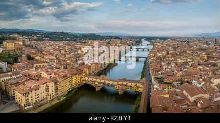 Antenne panorama Blick auf die Ponte Vecchio über den Arno in Florenz Florenz Toskana in Italien Stockfoto