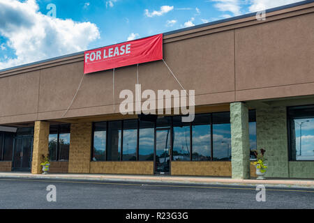 Sevierville, TN/USA - Oktober 15, 2018: Horizontale Schuß von Einzelhandel in einem alten Strip Shopping Center unter einem blauen bewölkten Himmel. Stockfoto