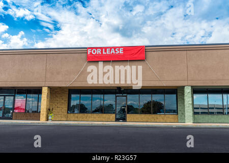 Sevierville, TN/USA - Oktober 15, 2018: Horizontale Schuß von Einzelhandel in einem alten Strip Shopping Center unter einem blauen bewölkten Himmel. Stockfoto