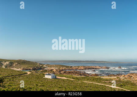 PATERNOSTER, SÜDAFRIKA, 21. AUGUST 2018: Blick auf Tietiesbaai Caravan Park im Cape Columbine Nature Reserve nahe Paternoster. Waschung buildin Stockfoto