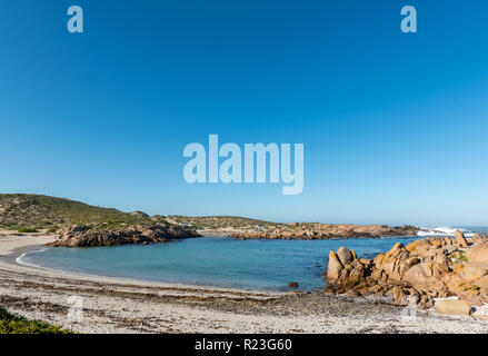 PATERNOSTER, SÜDAFRIKA, 21. AUGUST 2018: Blick auf Tietiesbaai Caravan Park im Cape Columbine Nature Reserve nahe Paternoster. Eine Waschung buil Stockfoto