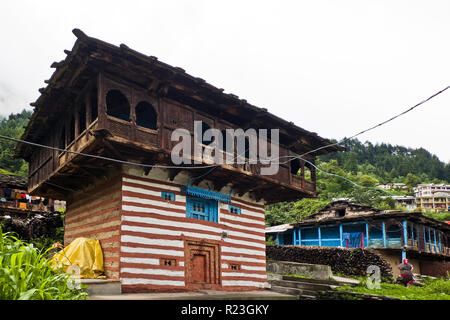 Indien, Himachal Pradesh, Alte Manali, 08.12.2010: typisch Himalayan Haus im Dorf Old Manali Stockfoto