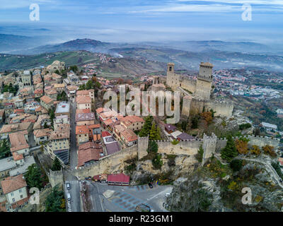 Luftaufnahme von der Republik San Marino in der Nähe von Rimini Italien, mit ihren mittelalterlichen Burgen und Mauern Stockfoto