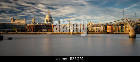 London, England, Großbritannien - 27 September 2018: die Abendsonne beleuchtet die Kuppel von St. Paul's Cathedral und die Millennium Bridge über die Themse in die