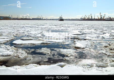 Der Frühling ist gekommen. Das Eis im See begann zu schmelzen. Eis schwimmen auf Wasser, Eis Drift. Stockfoto
