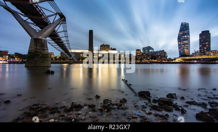 London, England, Großbritannien - 20 September, 2018: Die Themse fließt über die Reste eines historischen Seebrücke unter Das moderne Millennium Bridge gegenüber Verbot Stockfoto