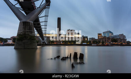 London, England, Großbritannien - 20 September, 2018: Die Themse fließt über die Reste eines historischen Seebrücke unter Das moderne Millennium Bridge gegenüber Verbot Stockfoto