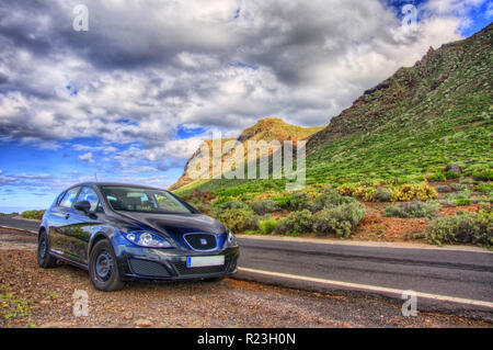 Auto an der Nordwestküste von Teneriffa in der Nähe von Punto Teno Leuchtturm, Kanarische Inseln Stockfoto