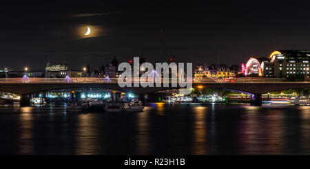 London, England, UK - 14. September 2018: ein Halbmond über dem Gebäude von Whitehall, hinter der Waterloo Bridge und der Themse im Zentrum Stockfoto