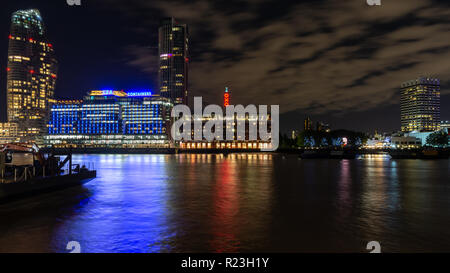 London, England, Großbritannien - 14 September, 2018: Die Skyline von der Londoner South Bank steigt hinter der Themse bei Nacht, einschließlich einem Blackfriars, Meer Co Stockfoto