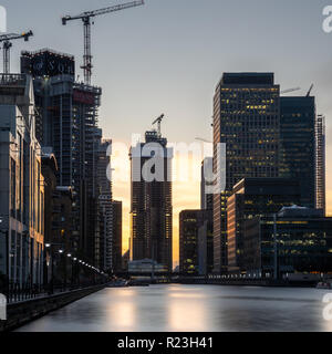 London, England, UK - 14. September 2018: neue Wohnung Gebäude in South Quay Plaza und Wahrzeichen Pinnacle steigen neben dem Büro Wolkenkratzer des Stockfoto