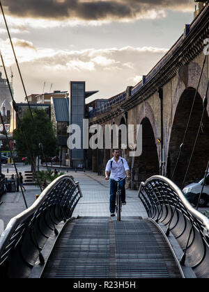 London, England, UK - 14. September 2018: Eine männliche Radfahrer Fahrten auf dem Leinpfad der Regent's Canal an Limehouse Basin, mit dem Backstein arch Viadukt Stockfoto