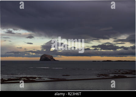 Der Bass Rock vor der Küste von North Berwick bei Sonnenuntergang Stockfoto