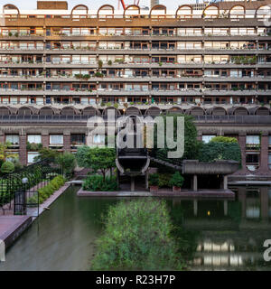 London, England, Großbritannien - 10 September 2018: ein Block von Apartment Gebäuden steigt neben dem Wasser Gardens im Londoner Barbican housin brutalist Beton Stockfoto