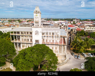 Das Haus der Wunder. Stone Town, alten kolonialen Zentrum von Zanzibar City, Unguja Insel, Tansania. Antenne drone Foto. Stockfoto