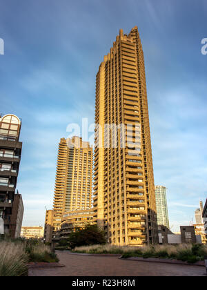 London, England, Großbritannien - 10 September 2018: Abend Sonne scheint auf Shakespeare Turm und andere Apartment Gebäude in der brutalist konkrete Barbican Hou Stockfoto