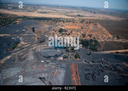 Antenne, die die ökologischen Auswirkungen des Bergbaus auf die natürlichen Ressourcen und Gemeinschaften in Witbank, Südafrika. (Die tatsächliche Hand gehaltene Luftaufnahmen von einem gyrocopter, nicht drone Fotos gemacht). Dieses Bild ist Teil einer größeren Körper der Arbeit zum historischen Bergbau Umwelt, Wasserressourcen und Gemeinschaften in Südafrika beeinflusst haben. Der Fotograf produzierte auch eine groß angelegte Ausstellung und Buch mit dem Titel "Eine Säure Fluß läuft durch ihn "von wählt dieses Materials. Foto: Eva-Lotta Jansson Stockfoto