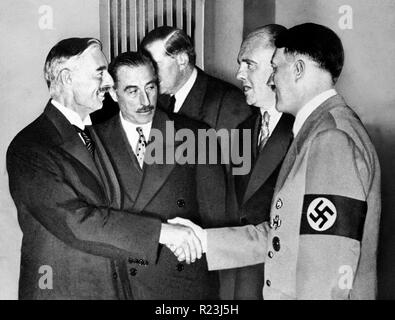 Adolf Hitler begrüßt der britische Premierminister Neville Chamberlain in München 1938 Stockfoto