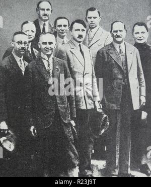 Fotografie der NS-Führer, bevor sie an die Macht gekommen ist. Erste Reihe von links nach rechts: Himmler, Chef der Gestapo; Frick, Minister des Innern; Führer Adolf Hitler; Allgemeine von Epp, Präsident der Kolonialen Liga; und Feldmarschall Göring. Hintere Reihe von links nach rechts: mutschmann Gouverneur von Sachsen; Josef Goebbels, Minister für Propaganda; Heydebreck. Im Heck ist Bernhard Rust, Minister für Bildung. Vom 1932 Stockfoto