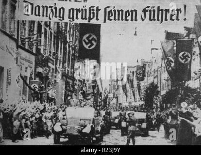 Foto von einer Parade in Danzig Gruß Hitler und Nazi-Soldaten. Datierte 1939 Stockfoto