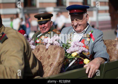 Belarus, die Stadt Gomel, 9. Mai 2018. Urlaub Tag des Sieges. Central Park. ein Veteran des Zweiten Weltkrieges mit Blumen Stockfoto
