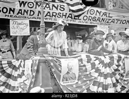 Foto von Florenz Jaffray "Daisy" Harriman (1870-1967) Adressierung einer demokratischen Kundgebung in Union Square in New York. Datierte 1937 Stockfoto