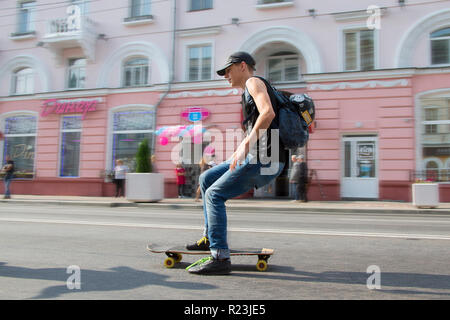 Belarus, die Stadt Gomel, 15. September 2018. Urlaub Stadt Tag. Central Park. der Kerl auf einem Skateboard fährt auf einer Straße der Stadt Stockfoto